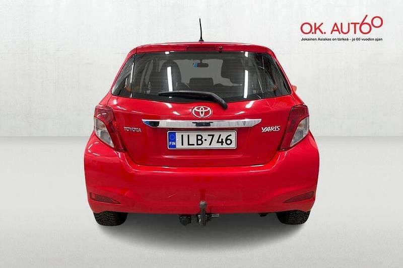 Käytetty Toyota Yaris Active 99 HP (72 kW) 2013 Punainen Viistoperä