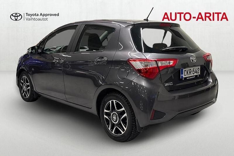 Käytetty Toyota Yaris Multidrive S 112 HP (82 kW) 2017 Harmaa Viistoperä