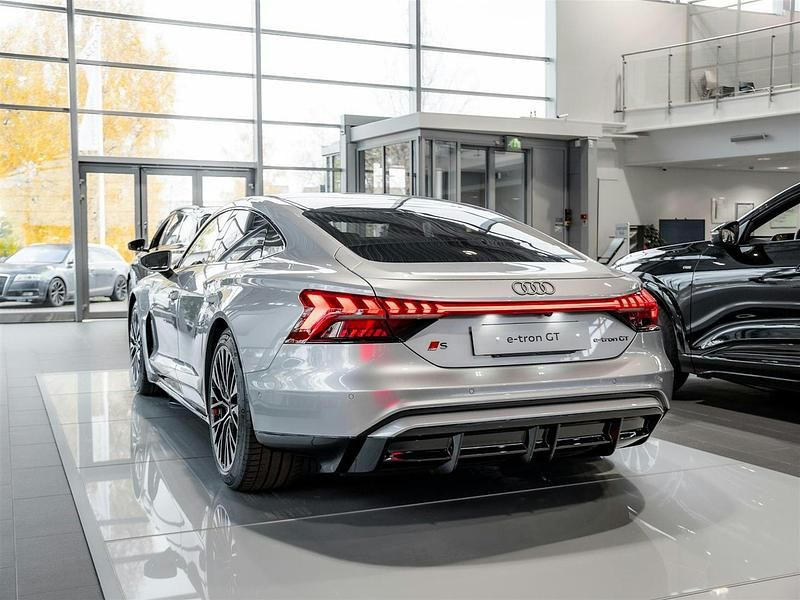 Uusi Audi e-tron GT quattro Sport 435 kW (592 HP) 2025 Hopea Sedan