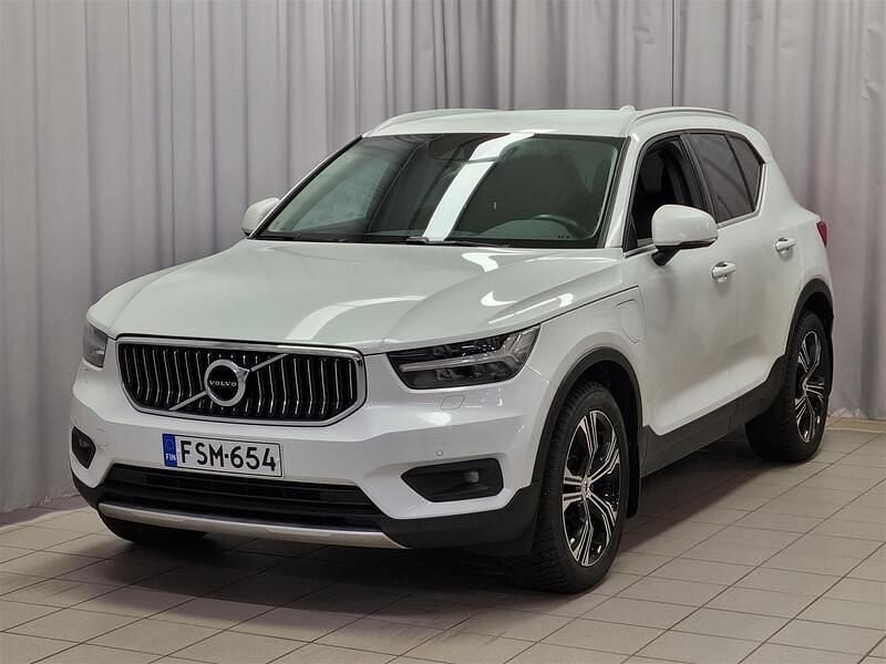 Valkoinen Käytetty 2020 Volvo XC40 Inscription Katumaasturi | 27 900 € (Perustarjous) - Kuva 1/4