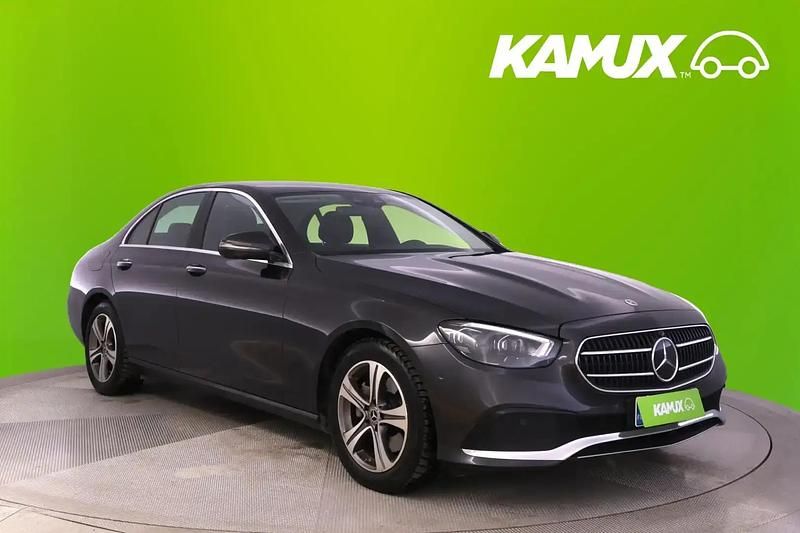 Hopea / harmaa Käytetty 2021 Mercedes E220 Avantgarde Sedan | 30 890 € (Hieman kallis) - Kuva 1/4