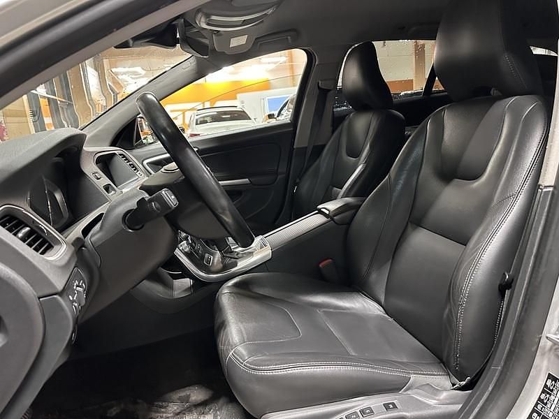 Käytetty Volvo V60 Summum 215 HP (158 kW) 2015 Farmari