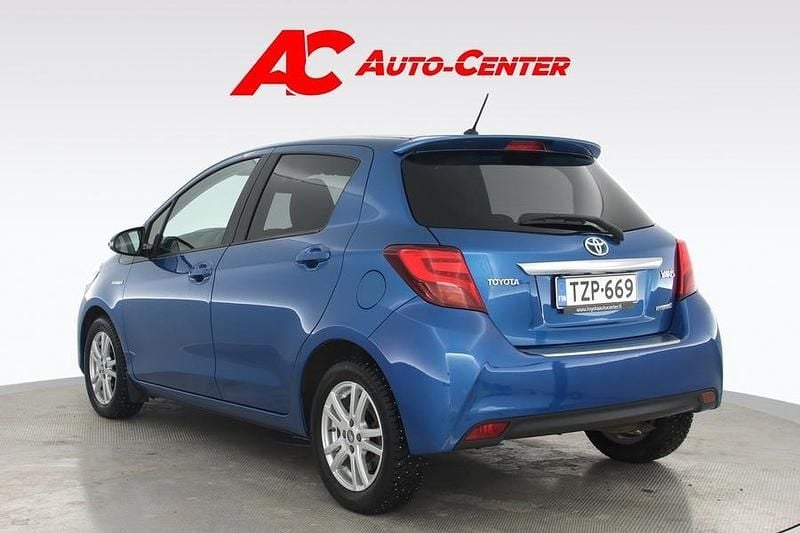 Käytetty Toyota Yaris Hybrid Style 73 HP (53 kW) 2015 Sininen Viistoperä