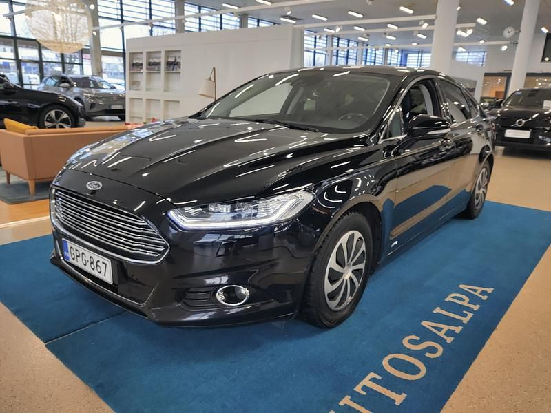 Käytetty Ford Mondeo Titanium 245 HP (180 kW) 2017 Musta Viistoperä