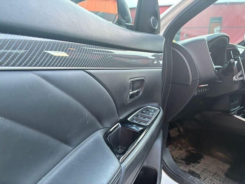 Käytetty Mitsubishi Outlander P-HEV Instyle 135 HP (99 kW) 2019 Katumaasturi