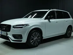 Met. valkoinen Käytetty 2022 Volvo XC90 R-Design Katumaasturi | 63 900 € (Perustarjous)