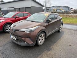 Ruskea (beige) Käytetty 2018 Toyota C-HR Premium Katumaasturi | 19 900 € (Perustarjous)