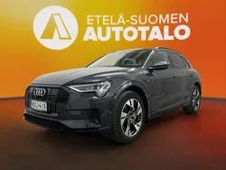 Harmaa Käytetty 2022 Audi e-tron Advanced Katumaasturi | 43 400 € (Hieman kallis)