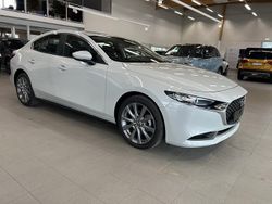 Valkoinen Uusi 2025 Mazda 3 Center-Line Sedan | 34 900 € (Perustarjous)