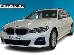 Valkoinen Käytetty 2022 BMW 320e M Sport Farmari | 28 690 € (Perustarjous)