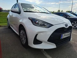 Valkoinen Käytetty 2021 Toyota Yaris Hybrid Active Viistoperä | 12 900 € (Hyvä tarjous)