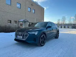 Sininen Käytetty 2020 Audi e-tron Ambiente Katumaasturi | 30 980 € (Perustarjous)