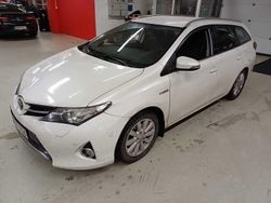 Valkoinen Käytetty 2013 Toyota Auris Touring Sports Business Edition Farmari | 10 980 € (Hieman kallis)
