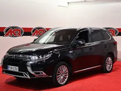Musta Käytetty 2019 Mitsubishi Outlander P-HEV Instyle Katumaasturi | 19 900 € (Perustarjous)