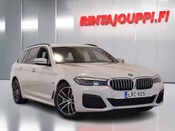 Valkoinen Käytetty 2022 BMW 530e M Sport Farmari | 25 350 € (Supertarjous)
