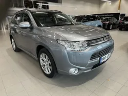 Harmaa Käytetty 2014 Mitsubishi Outlander P-HEV Instyle Farmari | 10 900 € (Perustarjous)