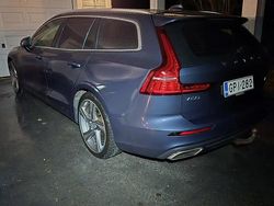 Sininen Käytetty 2022 Volvo V60 Farmari | 27 900 € (Perustarjous)