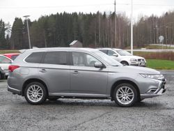 Harmaa Käytetty 2019 Mitsubishi Outlander P-HEV Instyle Katumaasturi | 17 400 € (Perustarjous)