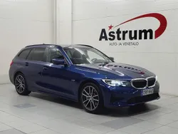 Sininen Käytetty 2022 BMW 330e Comfort Edition Farmari | 22 990 € (Supertarjous)