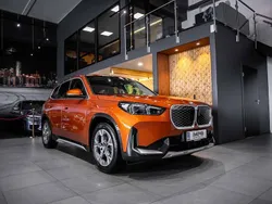 Valkoinen Käytetty 2024 BMW iX1 Comfort Edition Katumaasturi | 46 900 € (Kallis)