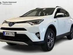 Valkoinen Käytetty 2017 Toyota RAV4 Hybrid Edition Katumaasturi | 23 490 € (Perustarjous)