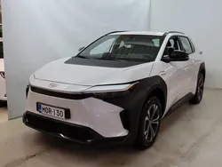 Valkoinen Käytetty 2022 Toyota bZ4X Active Katumaasturi | 33 900 € (Perustarjous)
