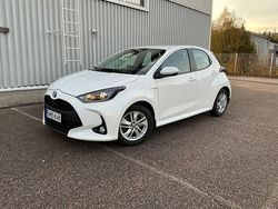 Valkoinen Käytetty 2021 Toyota Yaris Active Viistoperä | 18 900 € (Perustarjous)