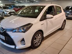 Valkoinen Käytetty 2016 Toyota Yaris Hybrid Active Viistoperä | 12 890 € (Perustarjous)
