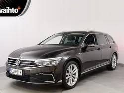 Ruskea Käytetty 2020 VW Passat GTE Farmari | 22 990 € (Kallis)