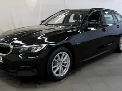 Musta Käytetty 2022 BMW 330e Farmari | 31 900 € (Hyvä tarjous)