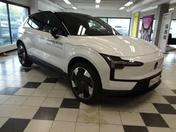 Valkoinen Uusi 2024 Volvo EX30 Performance Katumaasturi | 47 900 € (Hieman kallis)