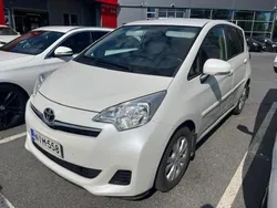 Valkoinen Käytetty 2012 Toyota Verso-S Multidrive S Tila-auto | 11 890 € (Hieman kallis)