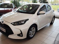 Valkoinen Käytetty 2023 Toyota Yaris Active Sedan | 21 500 € (Perustarjous)