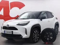 Pearl white/black Käytetty 2022 Toyota Yaris Cross Katumaasturi | 27 990 € (Perustarjous)
