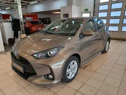 Ruskea (beige) Käytetty 2024 Toyota Yaris Active Viistoperä | 23 490 € (Hieman kallis)