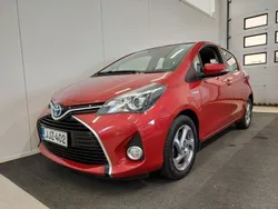 Punainen Käytetty 2016 Toyota Yaris Hybrid Active Viistoperä | 12 440 € (Hieman kallis)