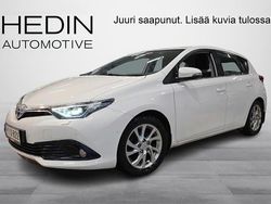Valkoinen Käytetty 2015 Toyota Auris Multidrive S Viistoperä | 13 890 € (Perustarjous)