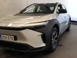 Hopea Käytetty 2023 Toyota bZ4X Active Katumaasturi | 31 900 €