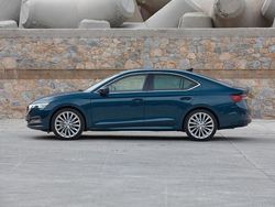 Harmaa Käytetty 2023 Skoda Octavia Style Sedan | 30 890 € (Kallis)