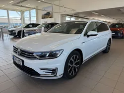 Valkoinen Käytetty 2017 VW Passat GTE Farmari | 14 400 € (Perustarjous)