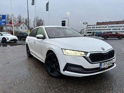 Valkoinen Käytetty 2022 Skoda Octavia Style Farmari | 27 800 € (Hieman kallis)