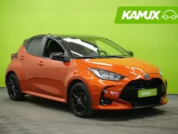 Orange metallic/ black mica Käytetty 2021 Toyota Yaris Hybrid Style Sedan | 20 780 € (Perustarjous)