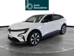 Valkoinen Käytetty 2024 Renault Mégane Evolution Viistoperä | 33 880 € (Perustarjous)