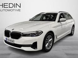 Valkoinen Käytetty 2021 BMW 530e Farmari | 25 700 € (Perustarjous)