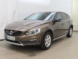 Ruskea Käytetty 2016 Volvo V60 CC Momentum Farmari | 21 890 € (Perustarjous)