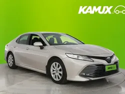 Keltainen / beige Käytetty 2020 Toyota Camry Style Sedan | 20 390 € (Hyvä tarjous)