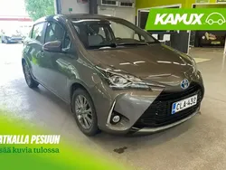 Hopea / harmaa Käytetty 2017 Toyota Yaris Hybrid Edition Sedan | 14 490 € (Perustarjous)