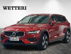 Punainen Käytetty 2022 Volvo V60 CC Plus Farmari | 43 500 € (Perustarjous)