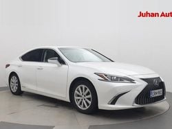 Valkoinen Käytetty 2019 Lexus ES300H Executive Line Sedan | 31 990 € (Perustarjous)