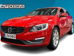 Punainen Käytetty 2017 Volvo V60 Summum Farmari | 14 990 € (Supertarjous)